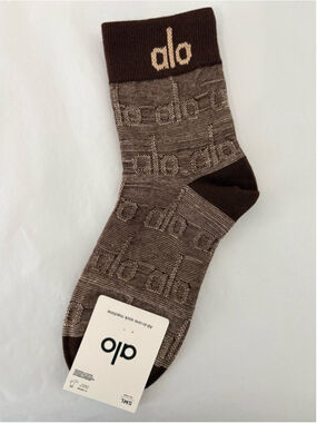 Alo Yoga Crew Logo Socks Brown / Cream Unisex O/S NWT